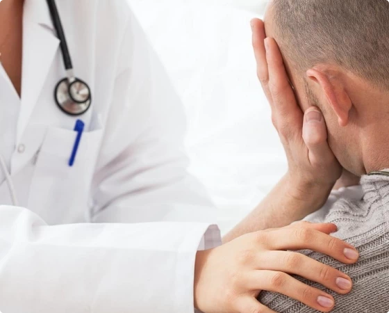 Врач успокаивает пациента